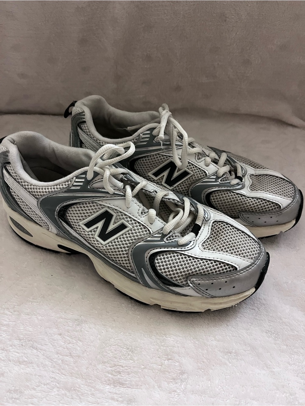 Men’s New Balance 530 "Silver Metallic/Black Cement" sneakers size 7